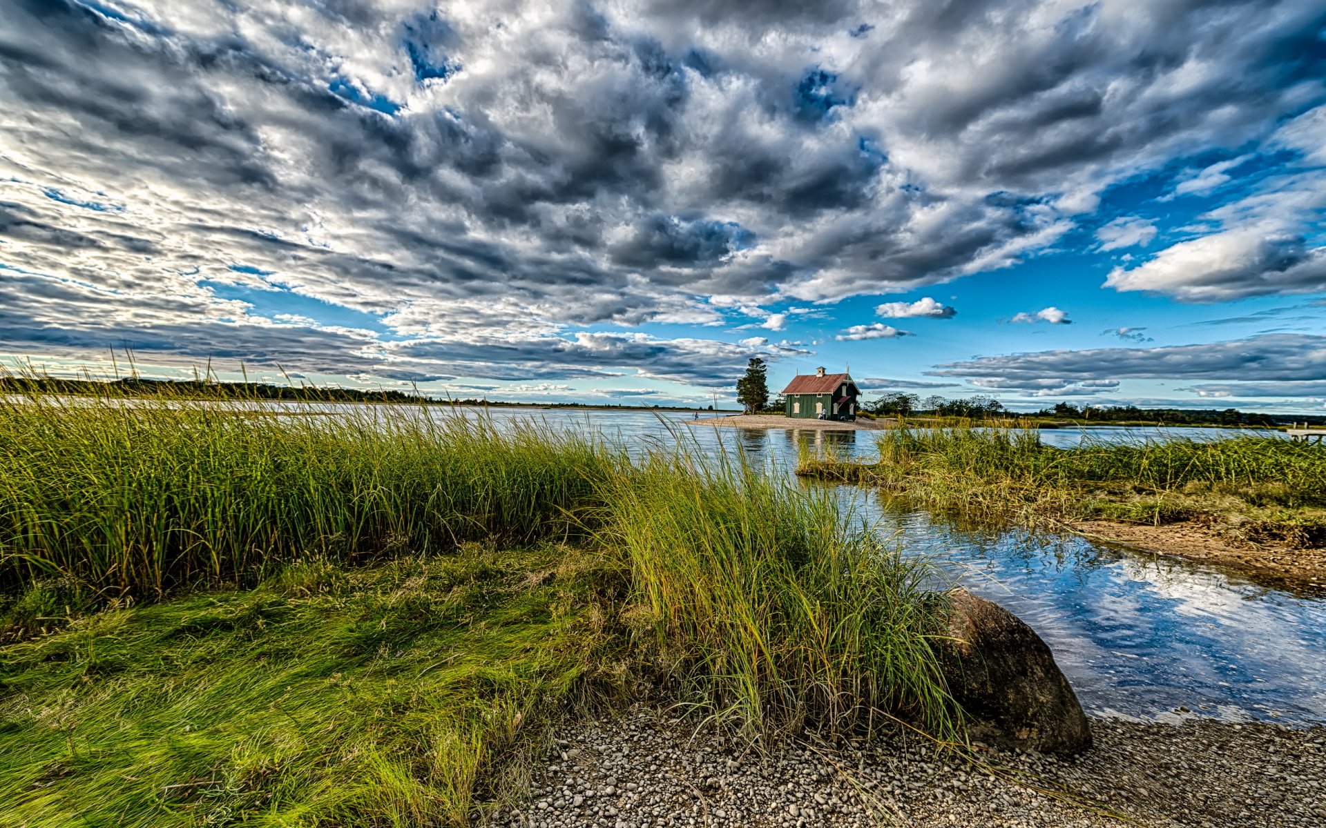 haus am hafen reflexionen wolken