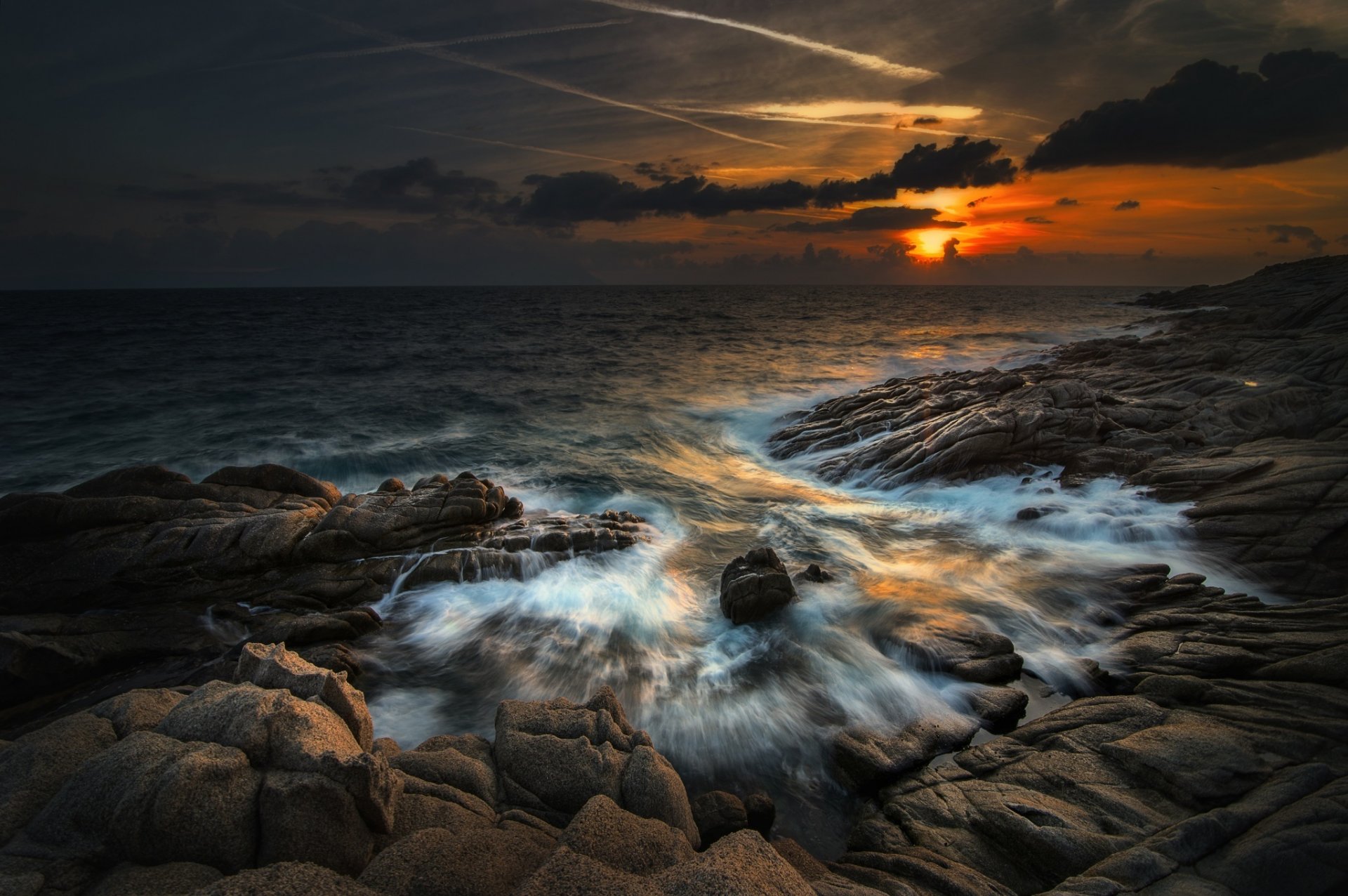 aube côte pierres vagues