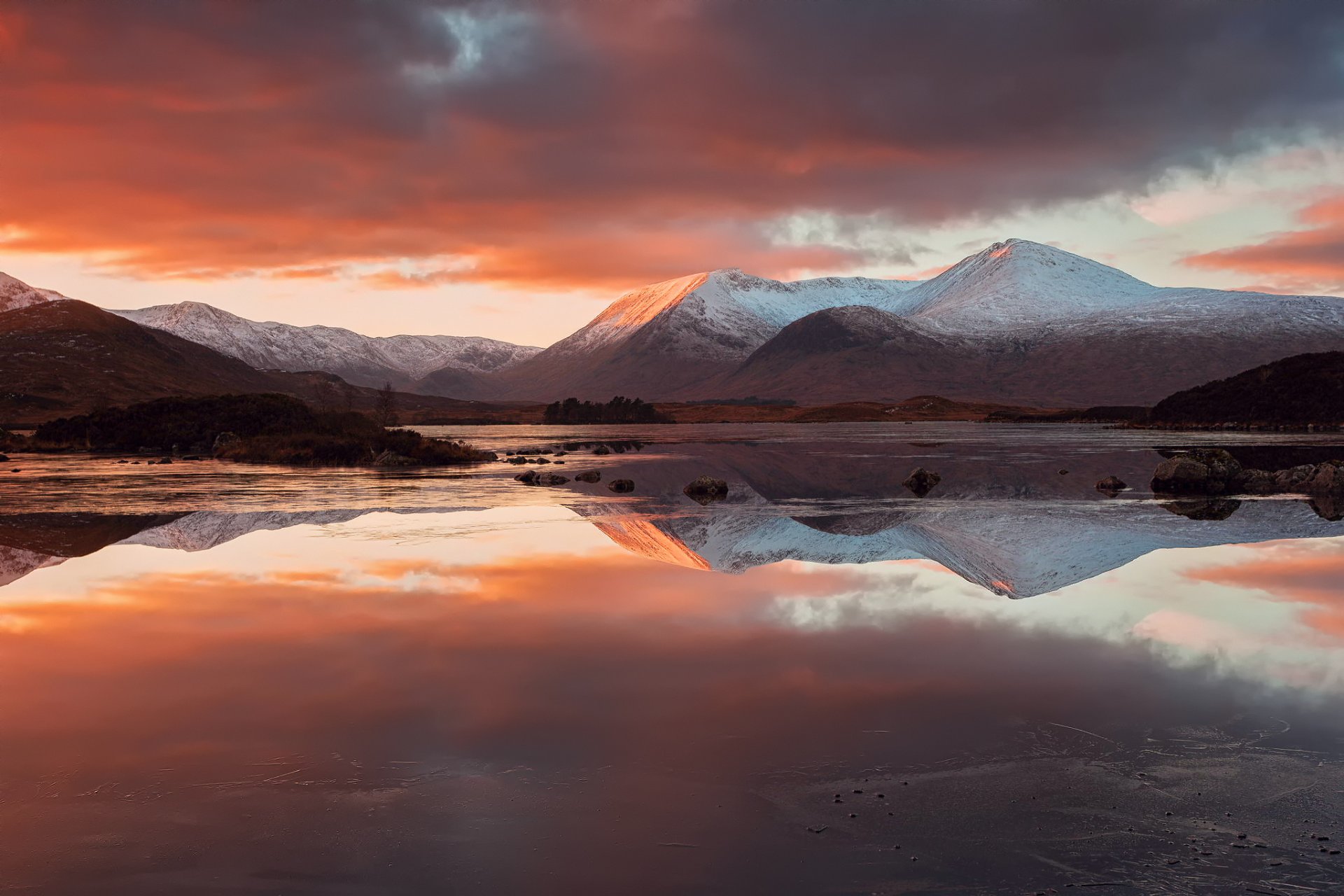 schottland schottische highlands berge see wolken reflexionen abend