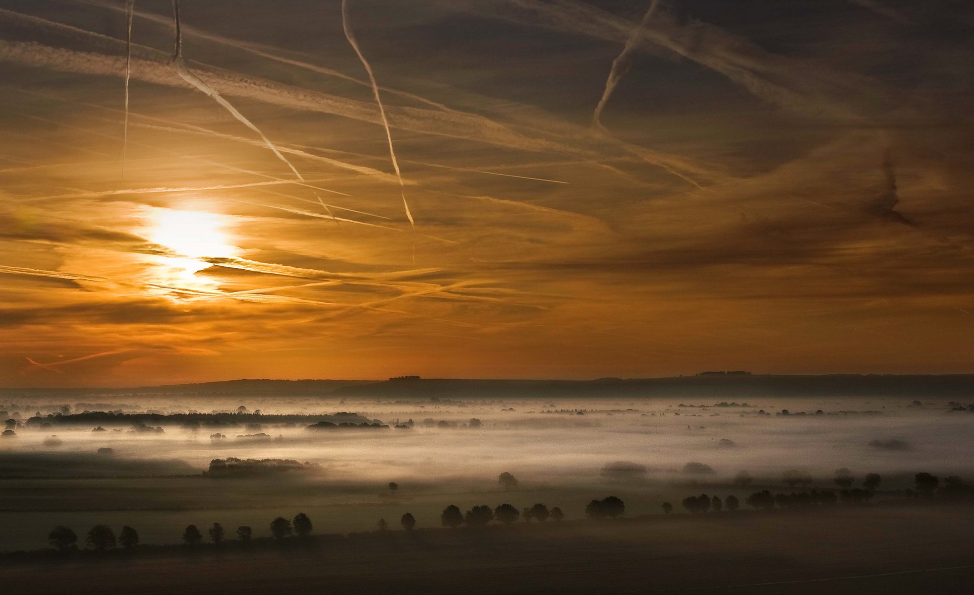 ciel nuages coucher de soleil vallée champ arbres brouillard