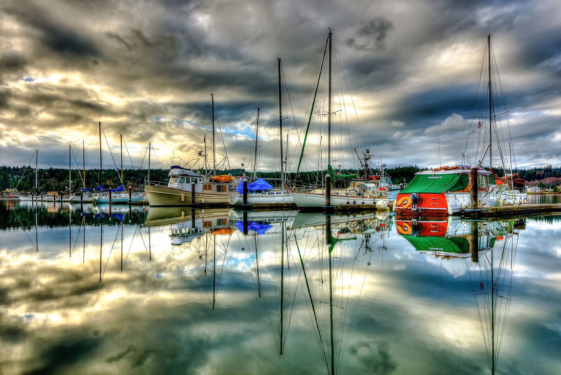 paulsbo marina washington états-unis ciel nuages nuages mer baie baie quai quai parking bateau mât yacht réflexion