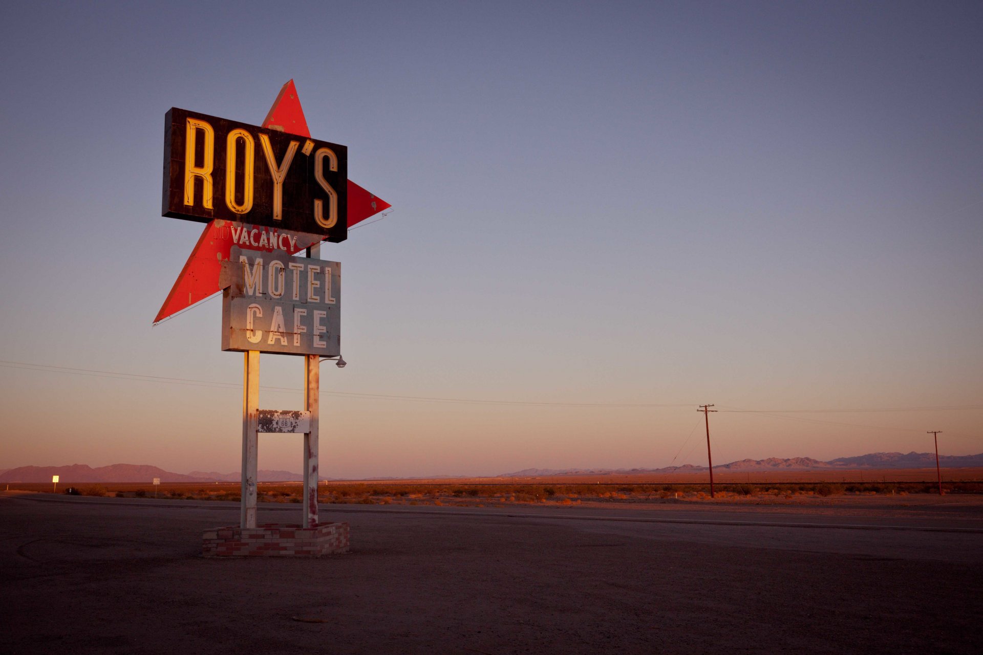 motel café signe route poteau herbe cheminement