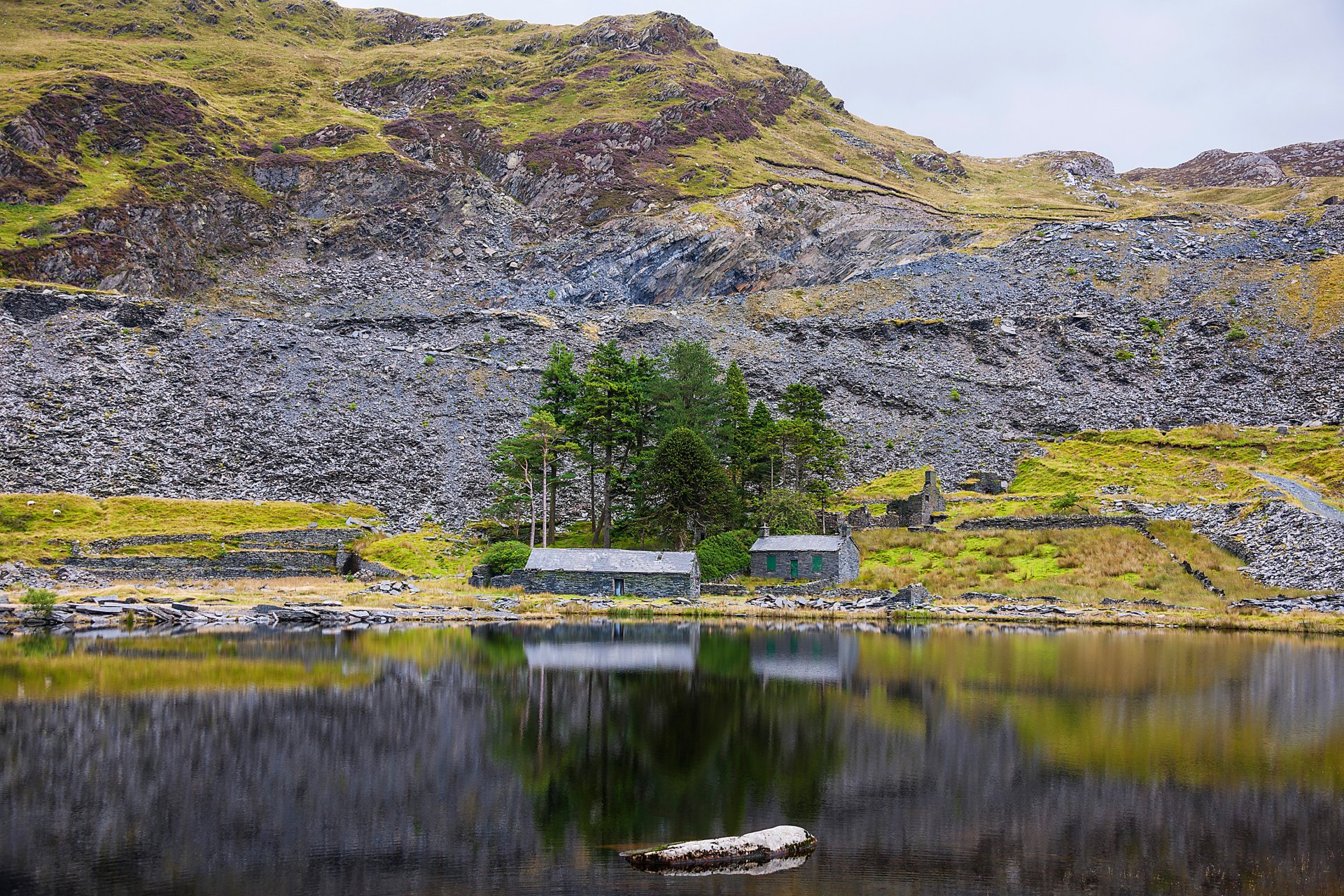 gb snowdonia niebo skały rzeka stok domy jezioro odbicie trawa góry