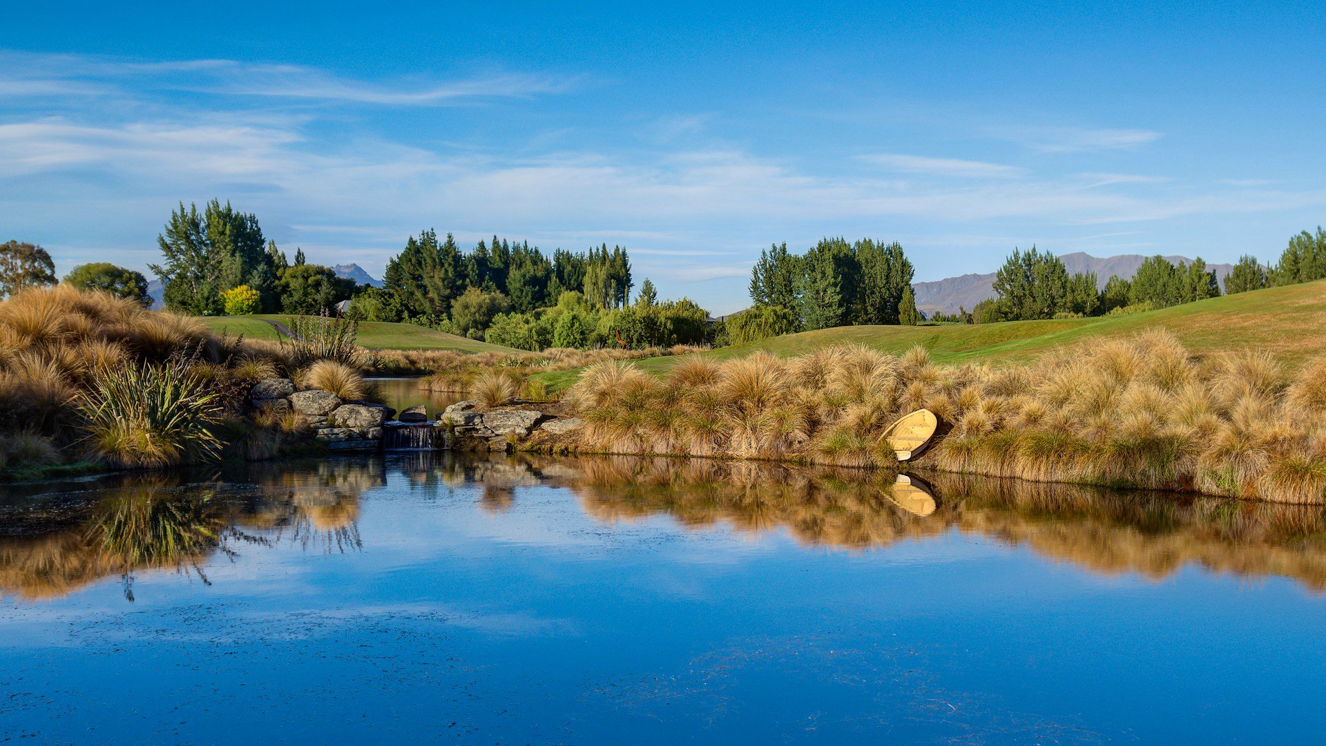 cielo lago estanque parque montañas árboles barco