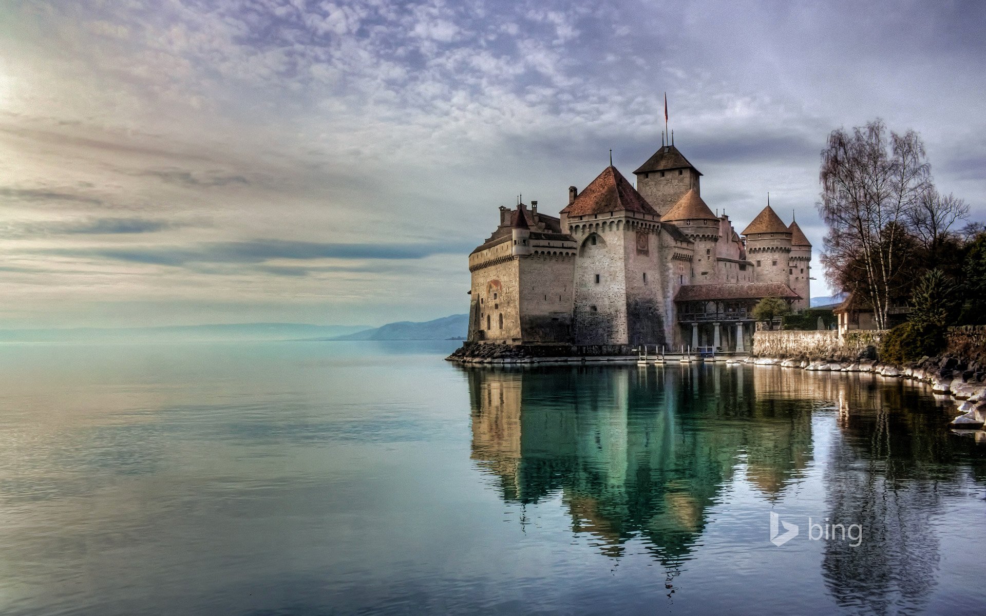 zamek chillon jezioro genewskie szwajcaria niebo krajobraz woda drzewa