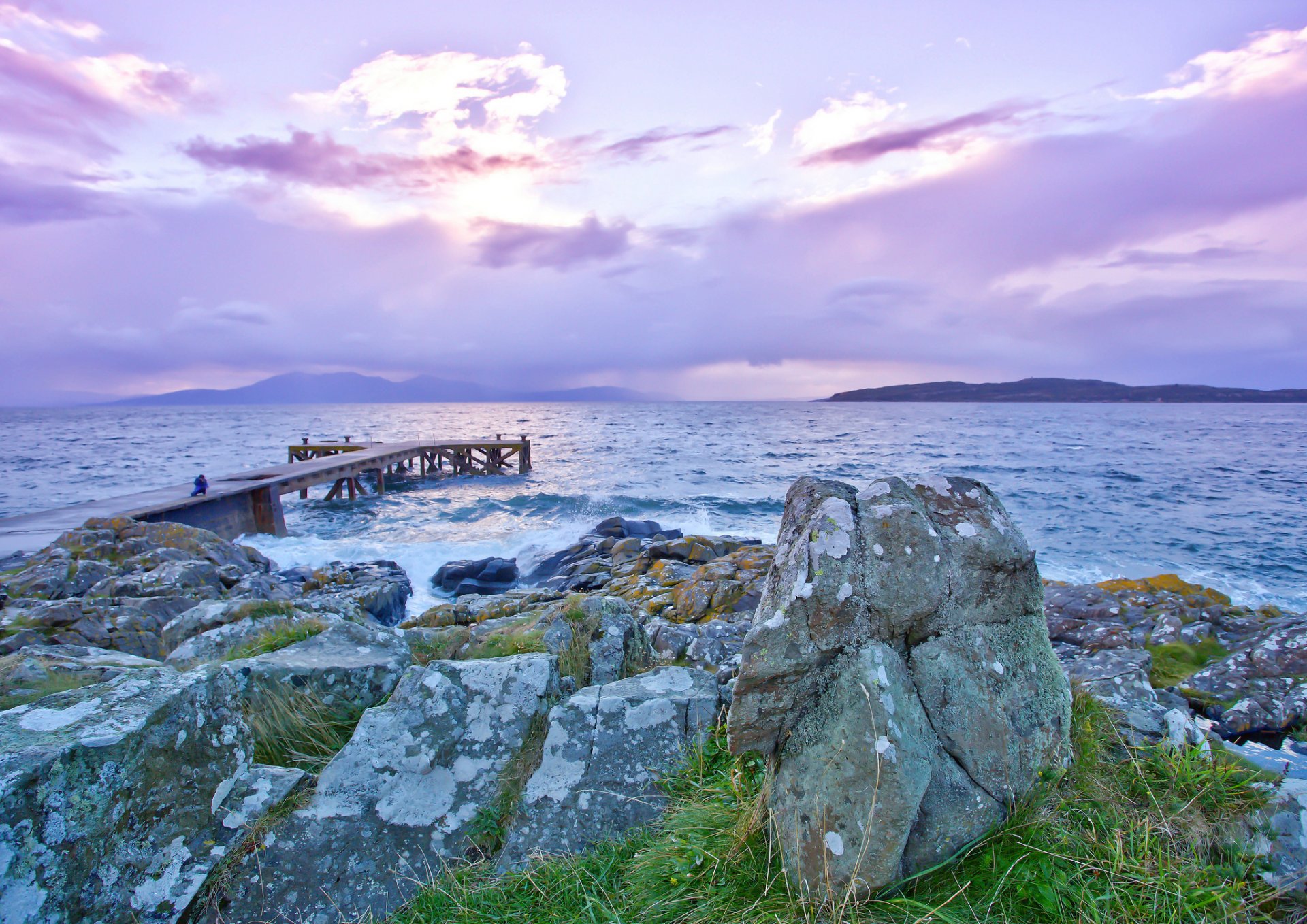 lago muelle piedras amanecer