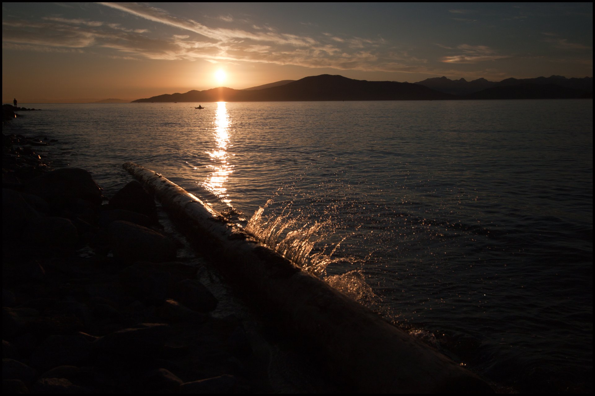 montagnes lac soleil coucher de soleil