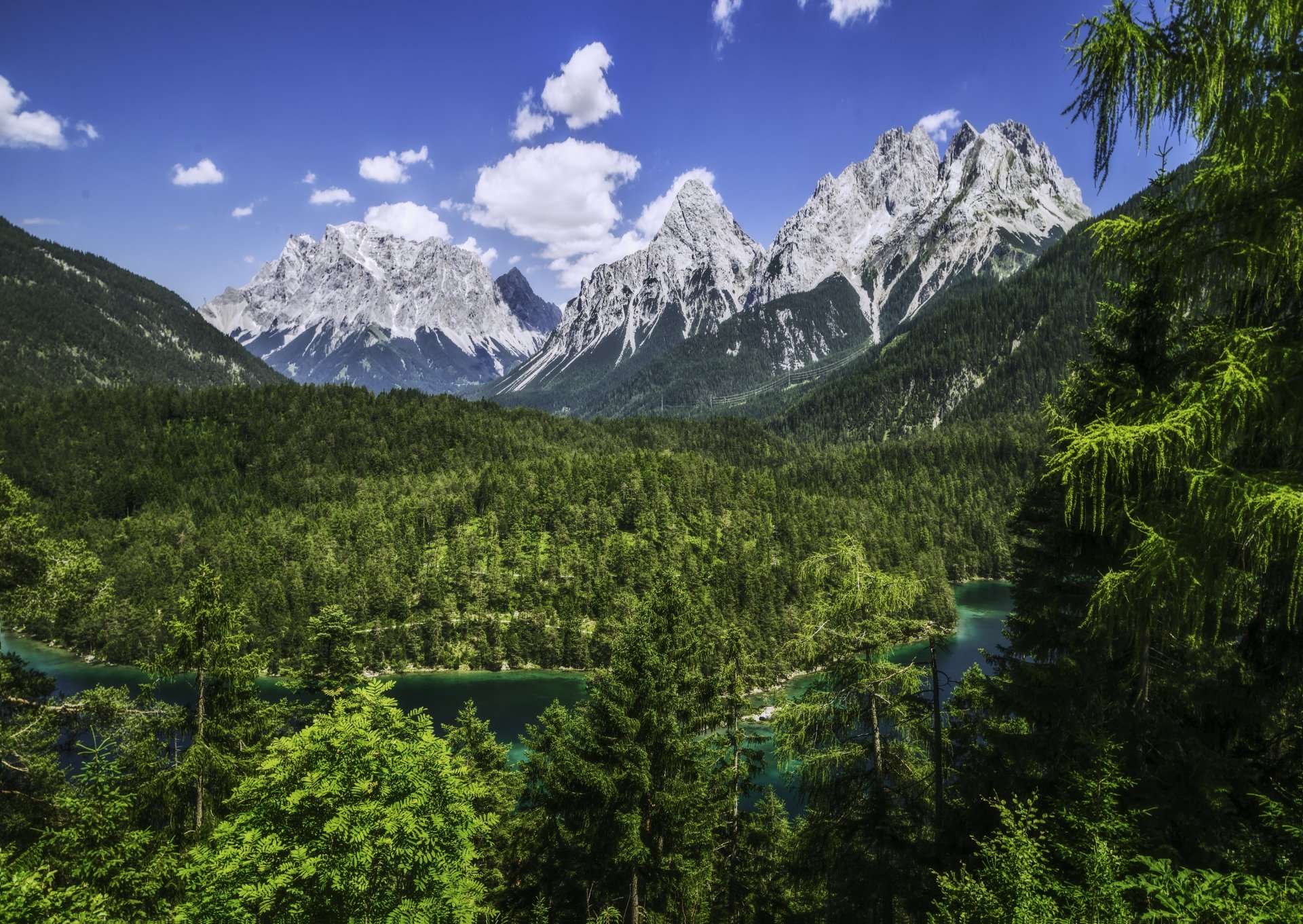 zugspitze wetterstein berge alpen bayern deutschland wettersteinrücken berge wald fluss panorama