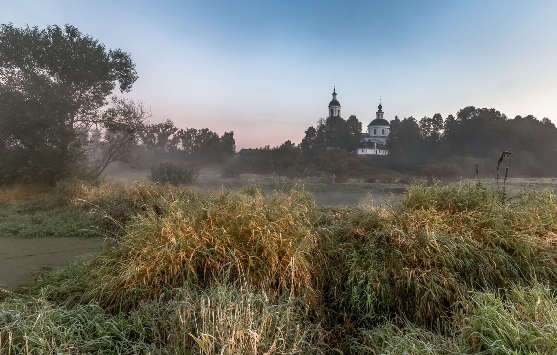 campo nebbia tempio paesaggio