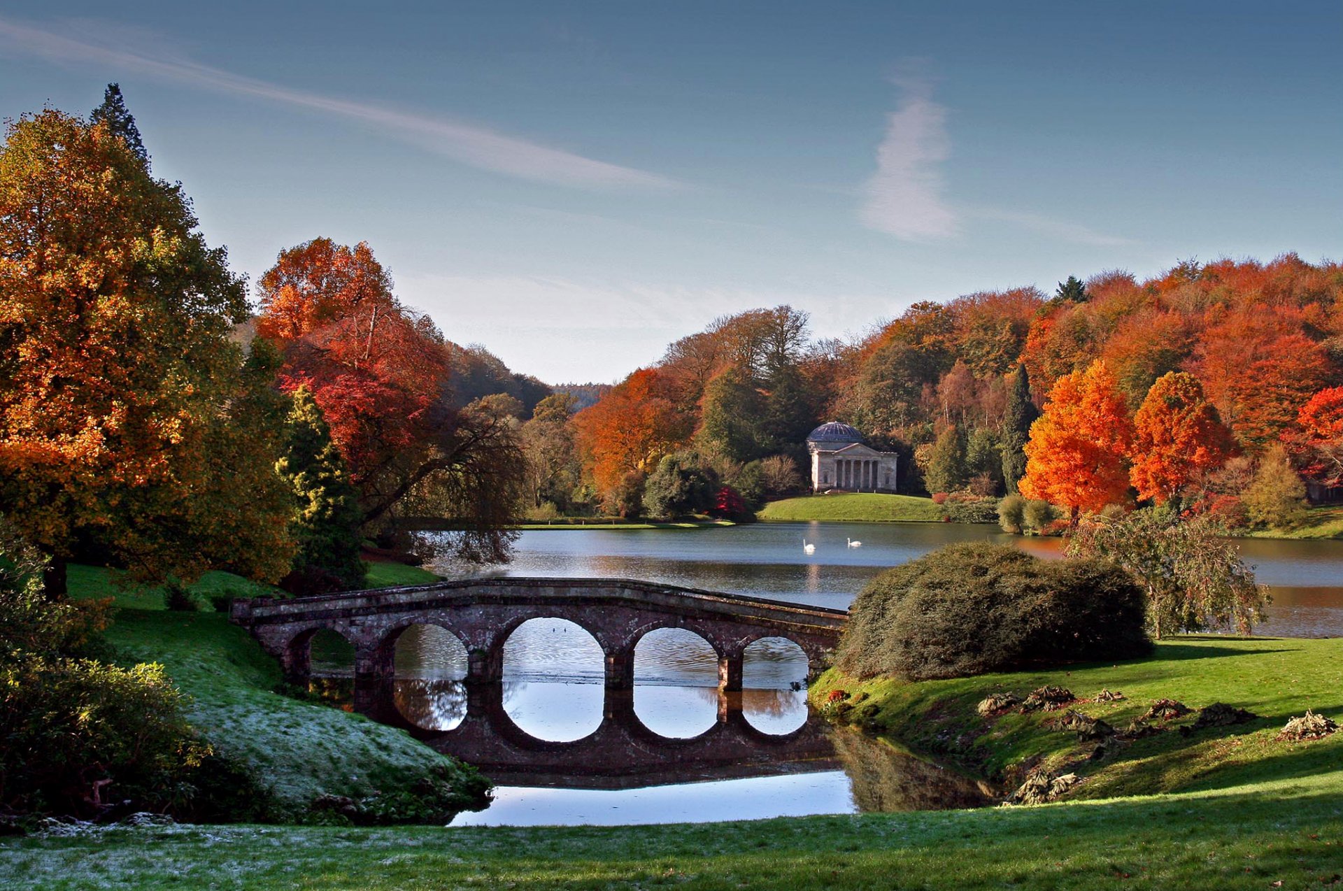 himmel see teich park bäume herbst brücke