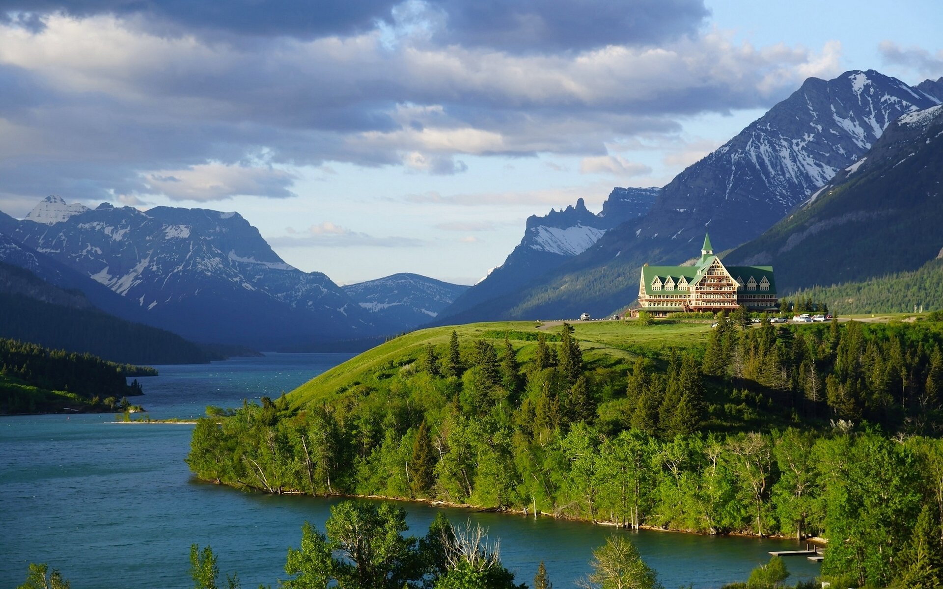 prince of wales hotel waterton lake waterton lakes alberta kanada góry skaliste jezioro waterton park narodowy waterton lakes jezioro góry budynek hotel