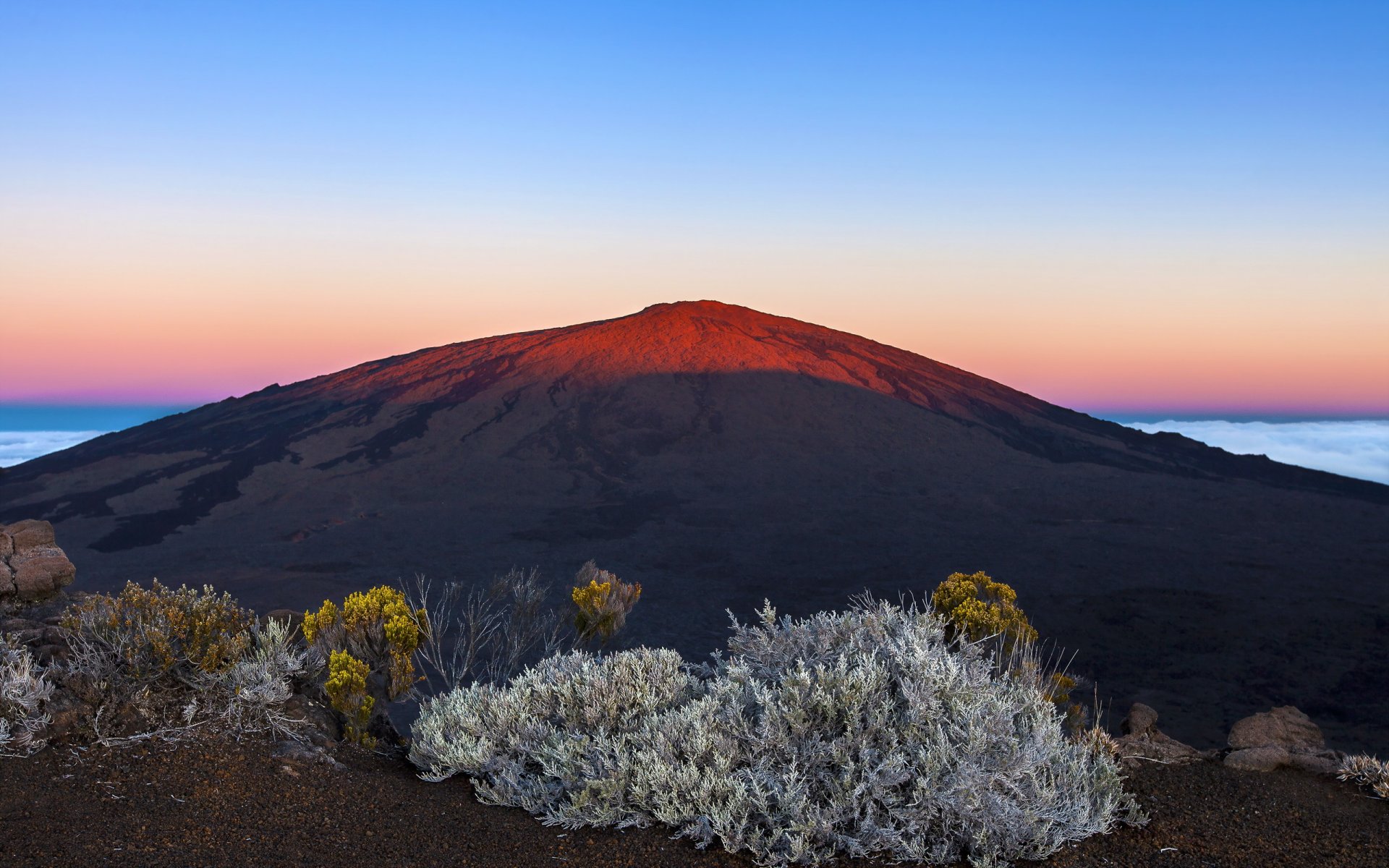 volkan pitón la fournaise en rouge la fournaise