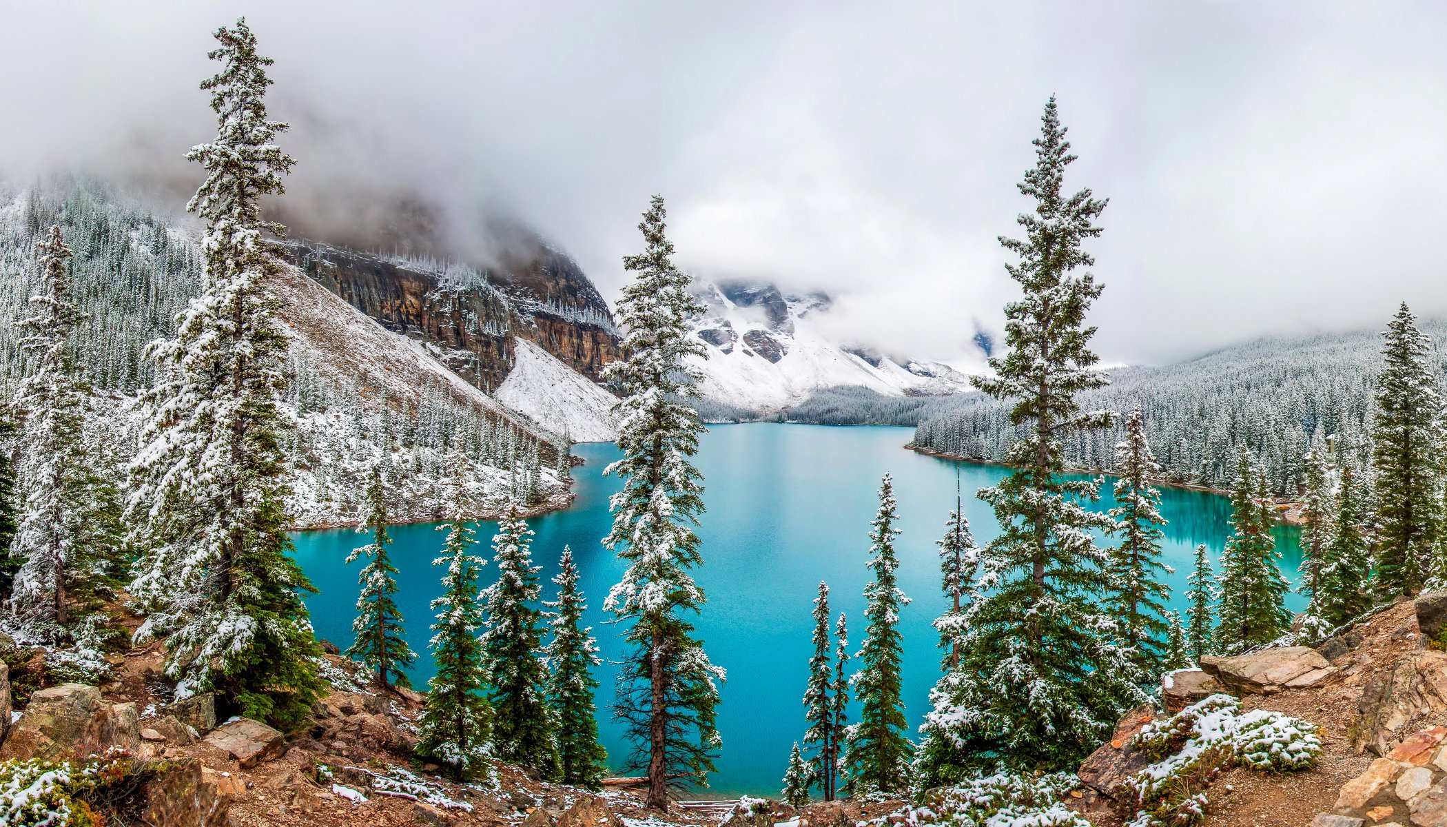 kanada moraine banff see berge wald felsen steine bäume schnee winter