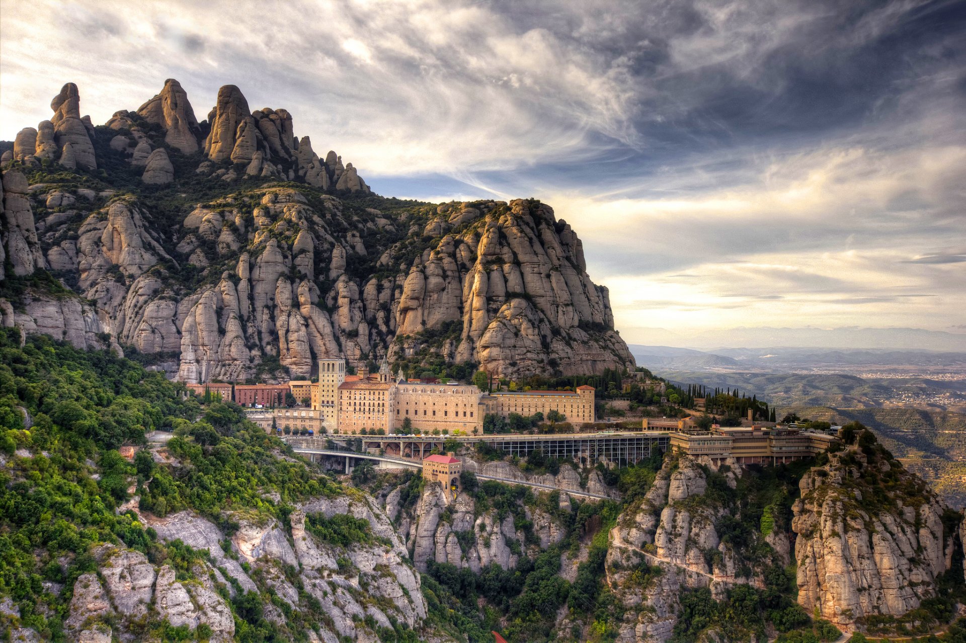 spanien barcelona berge santa maria de montserrat kloster kathedrale wolken natur landschaft