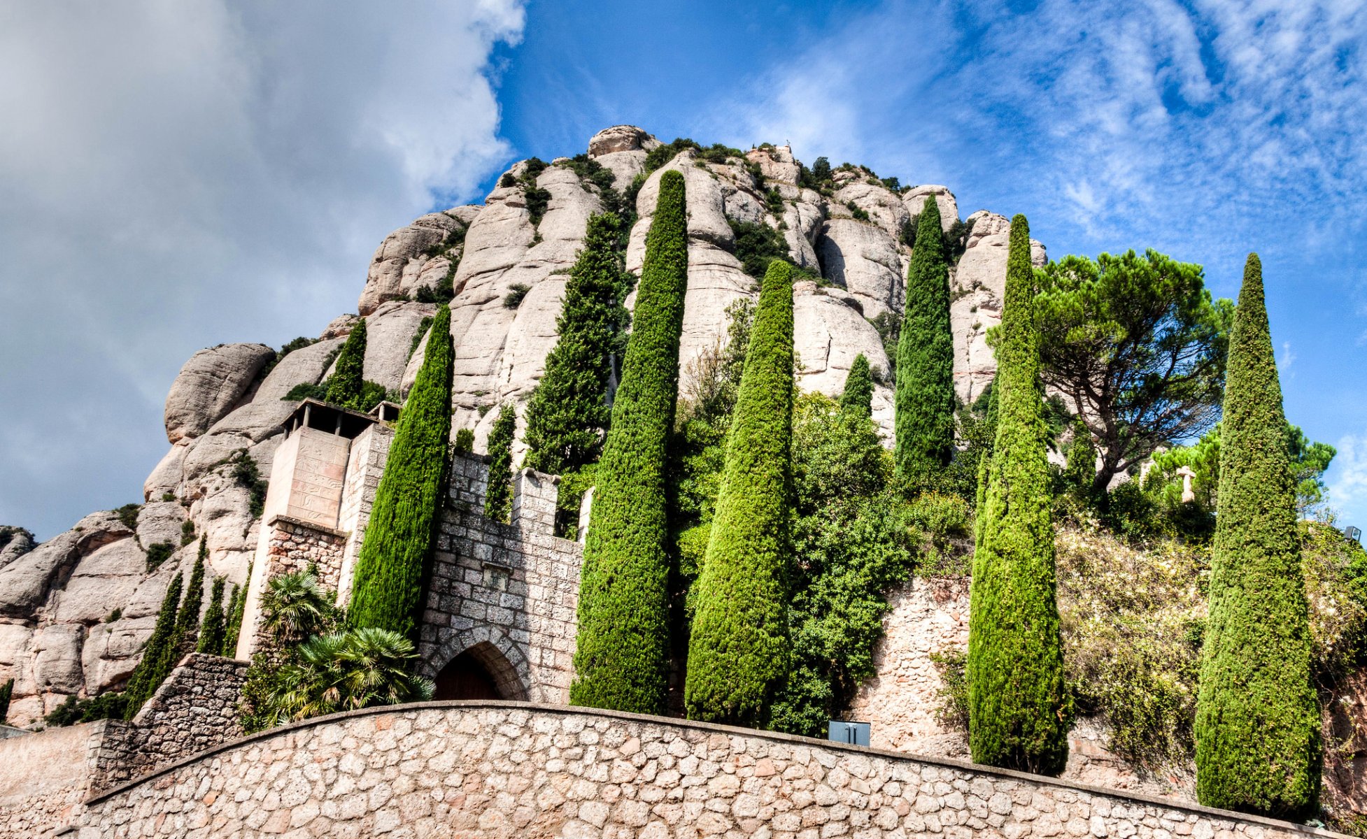 monserate katalonien spanien berg kloster bäume himmel wolken