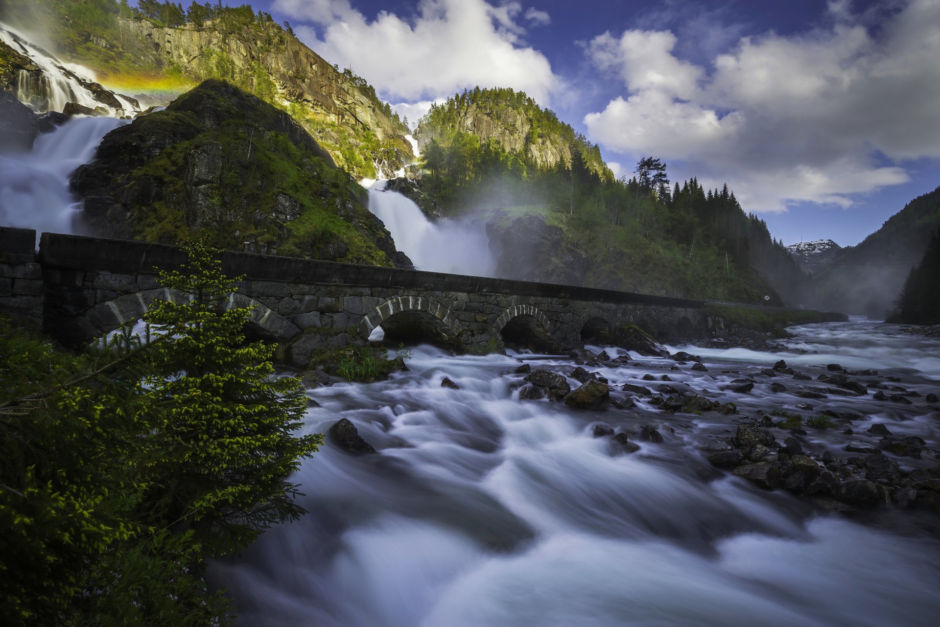 lotefoss odda norwegen wasserfall kaskade fluss brücke felsen berge steine