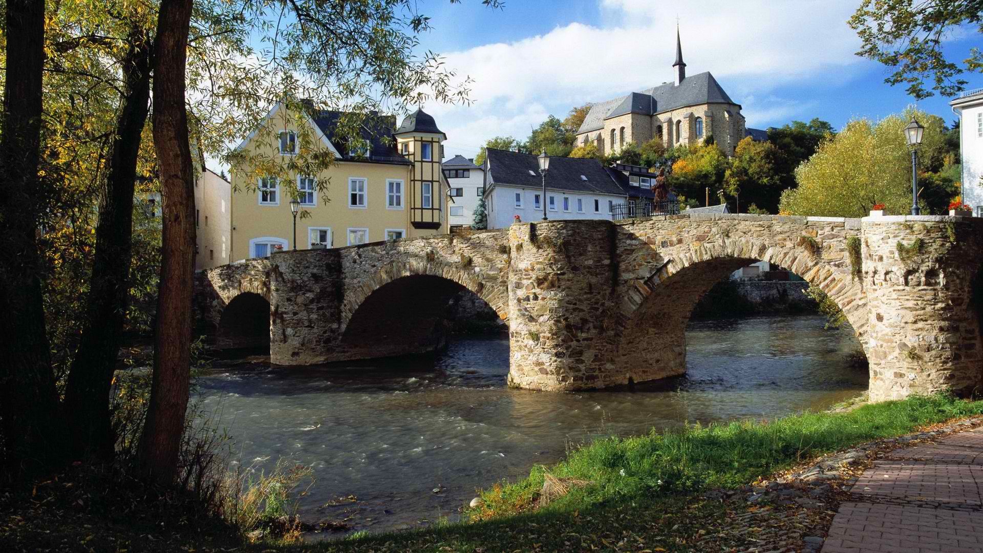 stadt fluss brücke haus bäume himmel