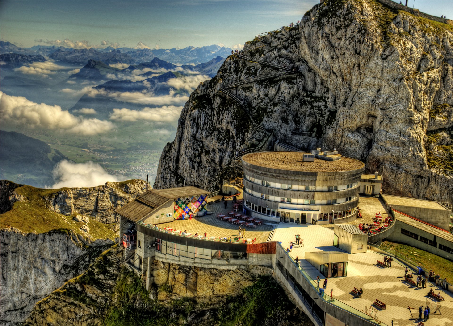 svizzera monte pilatus montagne rocce hotel nuvole