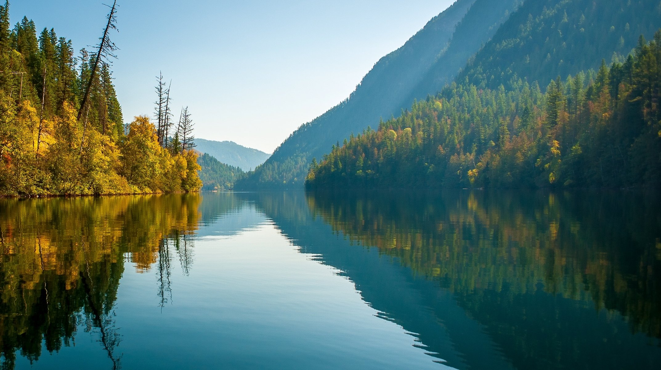 echo lake montagnes monashee colombie-britannique canada lac eco montagnes monashee automne lac montagnes forêt réflexion