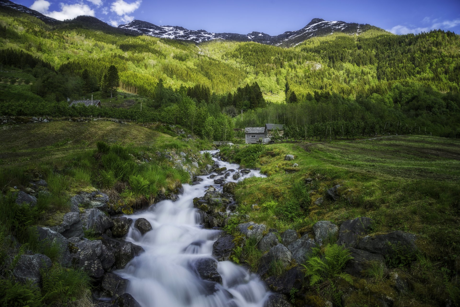 hardanger odda noruega hardangervidda pueblo arroyo montañas cabañas campos árboles