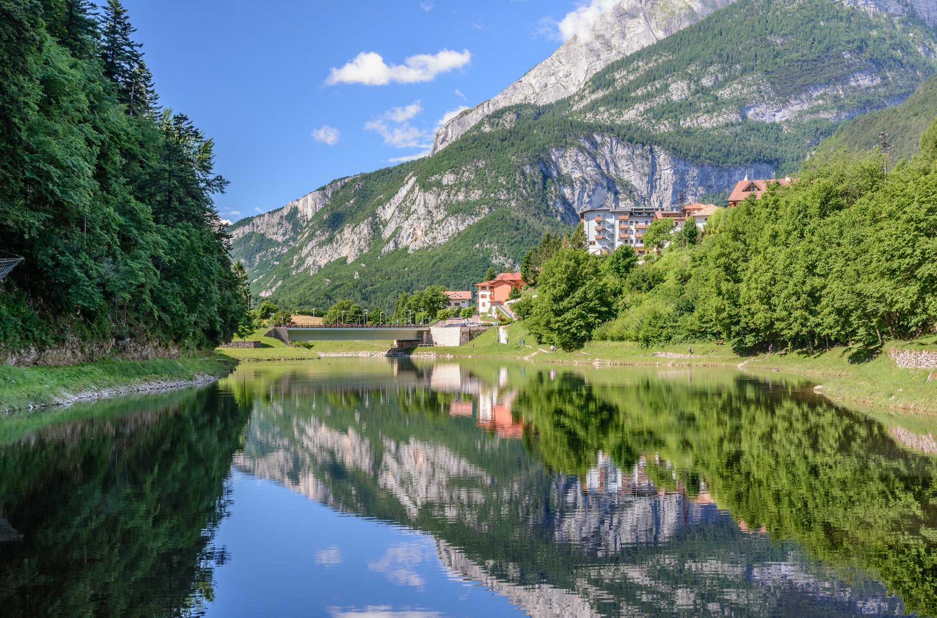 jezioro molveno trentino włochy dolomity trydent dolomity góry jezioro odbicie most las