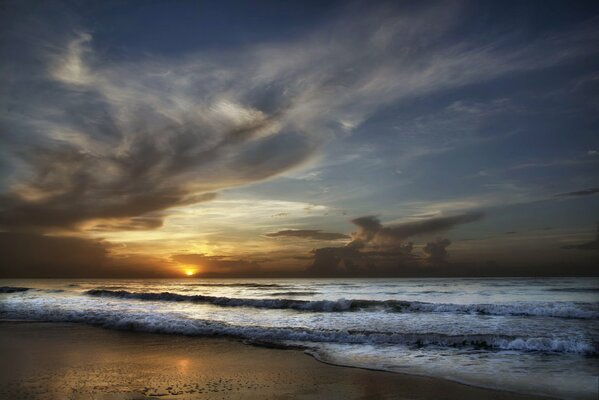 Paisaje: mar y olas, hermosa puesta de sol