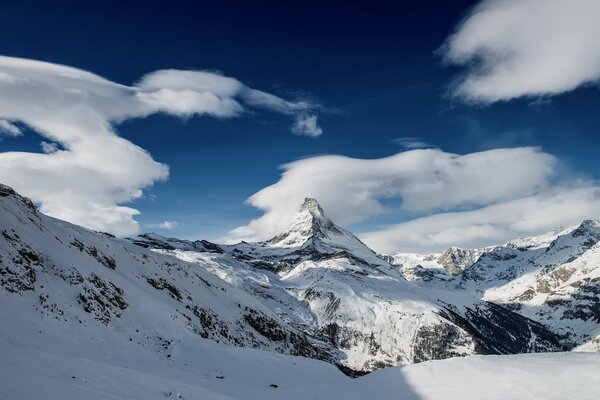 Montagne innevate della lontana Svizzera