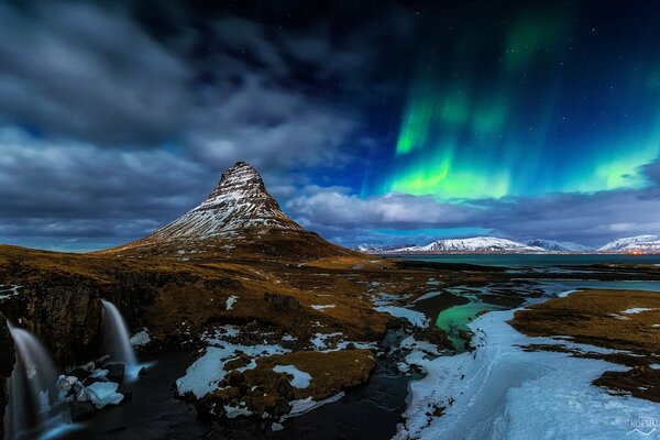 Aurores boréales en Islande. Montagnes D Islande