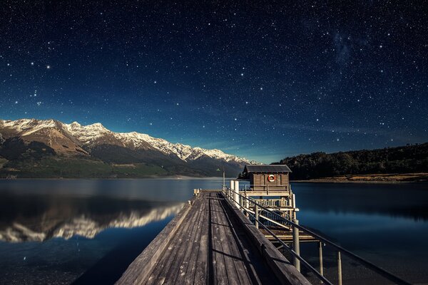 Lac parmi les montagnes et les étoiles