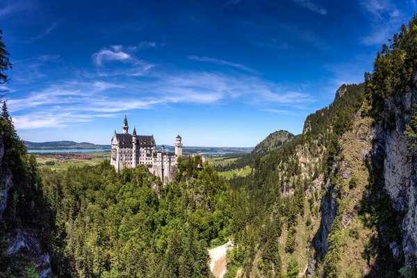 Château près des montagnes et des arbres