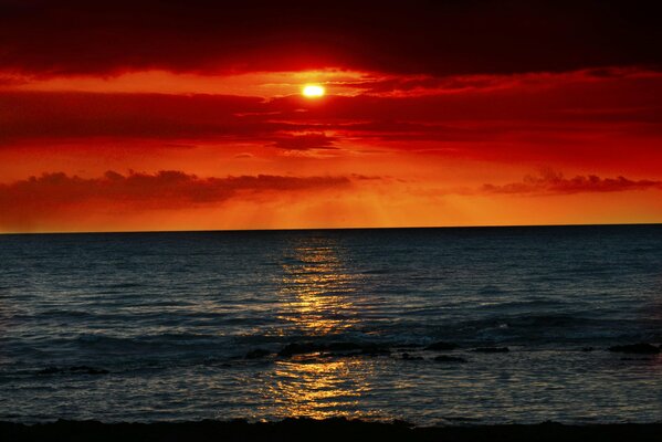 Purpurroter Sonnenuntergang im ruhigen Meer