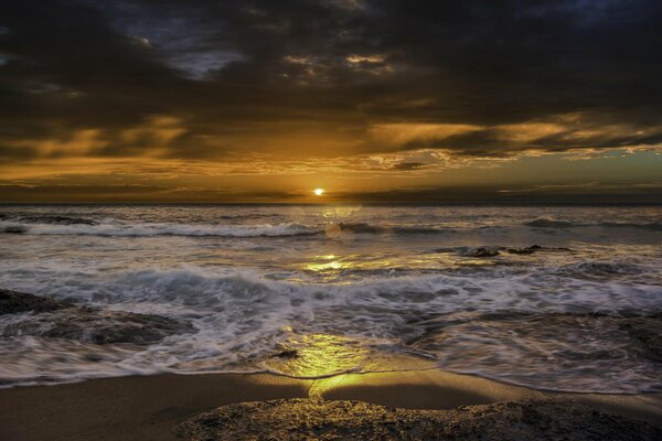 Belle aube sur la plage de la mer