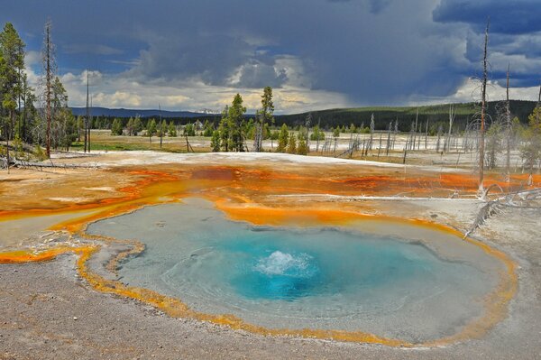 Nuages au-dessus du lac avec geyser