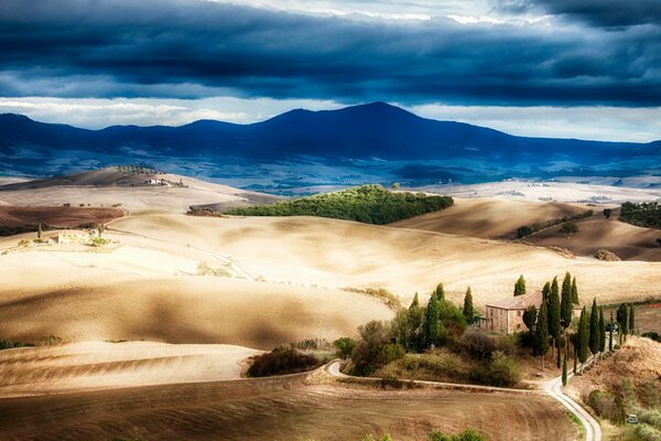 Paysage de maison solitaire dans un champ