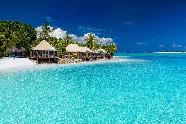 Île dans l océan Azur eau plage de sable avec bungalow