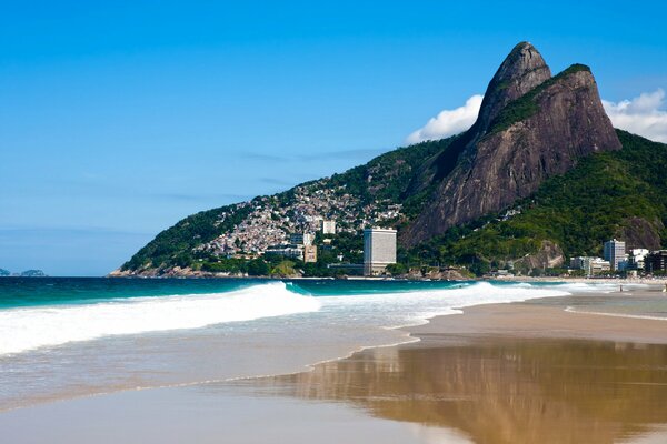 Costa brasiliana con tempo sereno sullo sfondo delle montagne