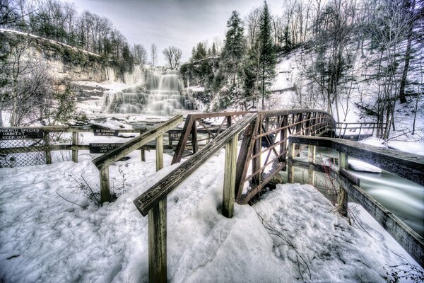 Titolo Ponte invernale sul fiume