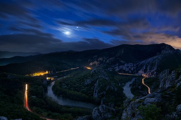 Iluminación lunar de la carretera