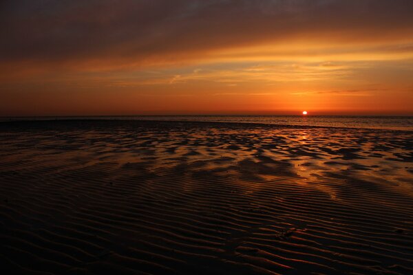 Roter Sonnenuntergang am Meer