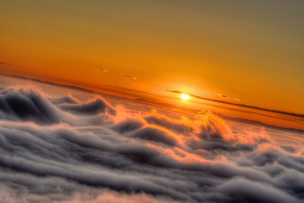 Puesta de sol ardiente en el cielo en las nubes