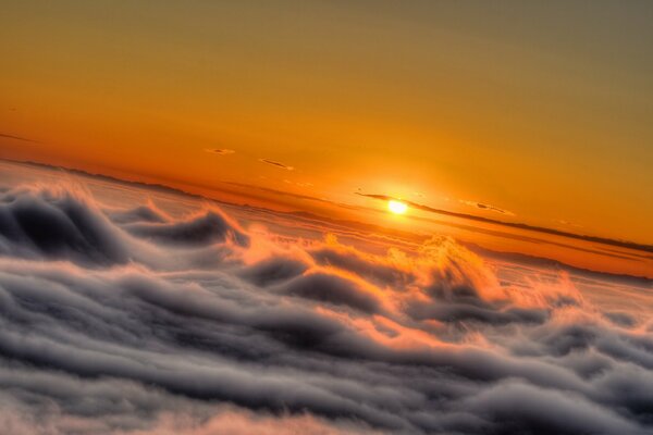 Ognisty Zachód słońca na niebie w chmurach