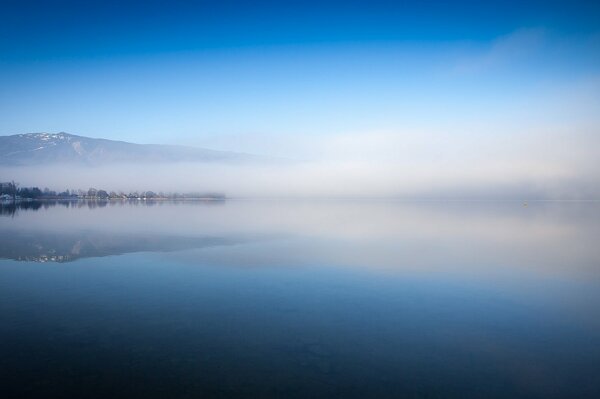 Niebla en el lago al amanecer