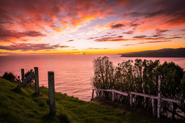 El cielo durante el amanecer sobre la bahía en la costa