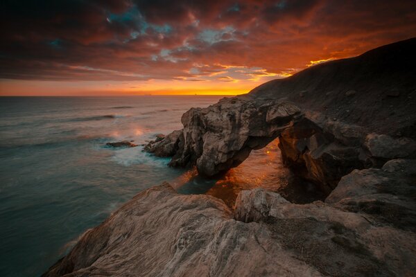 Rocas contra el cielo rojo