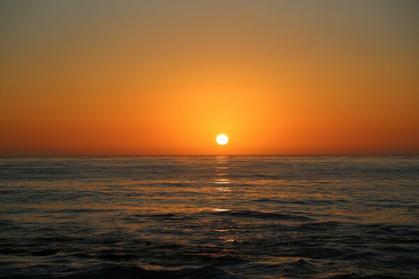 Spokojne morze na tle zachodu Słońca