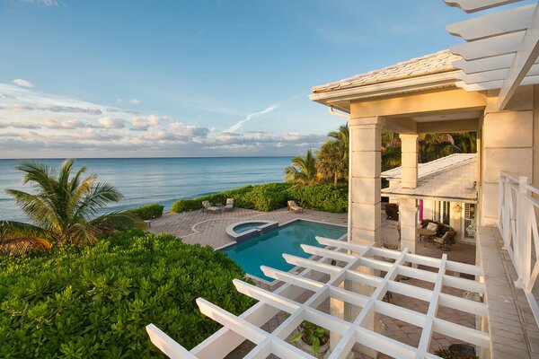 Prestigious villa with swimming pool in the Bahamas
