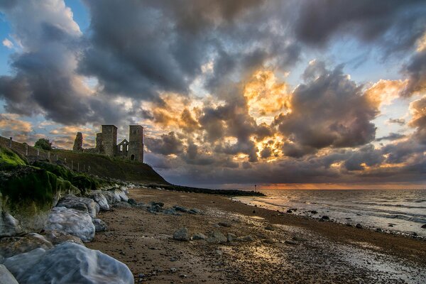 Cielo inglese con nuvole . Rovine sul pendio