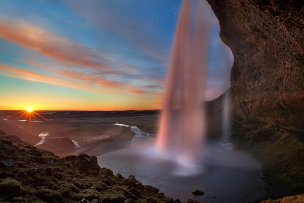 Wasserfall im Morgengrauen. Berglandschaft