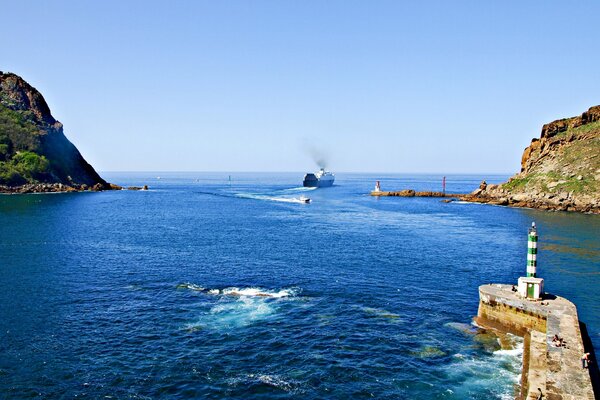 Barco en el horizonte en medio de la bahía