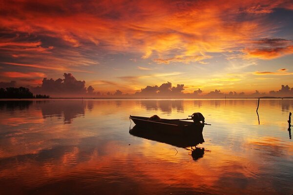 Cielo nubes lago barco